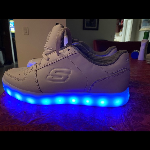 Skechers boys size 5 light up sneakers - Picture 2 of 14